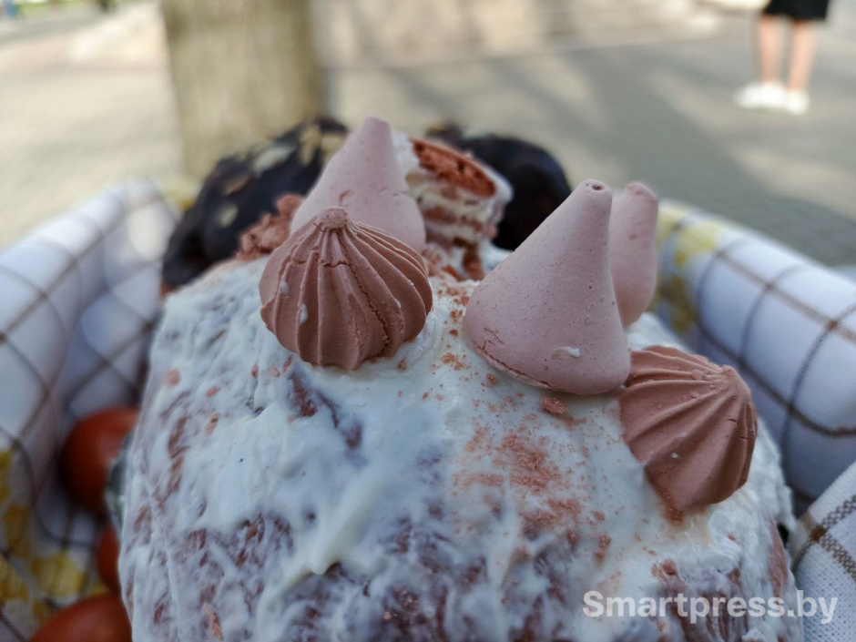 Верующие с куличами у церкви Рождества Иоанна Предтечи в Минске.jpg