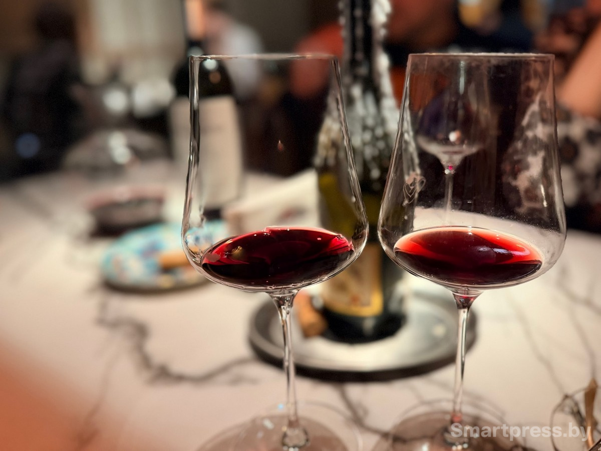 5-Бокалы с вином винный бар Nola.jpg