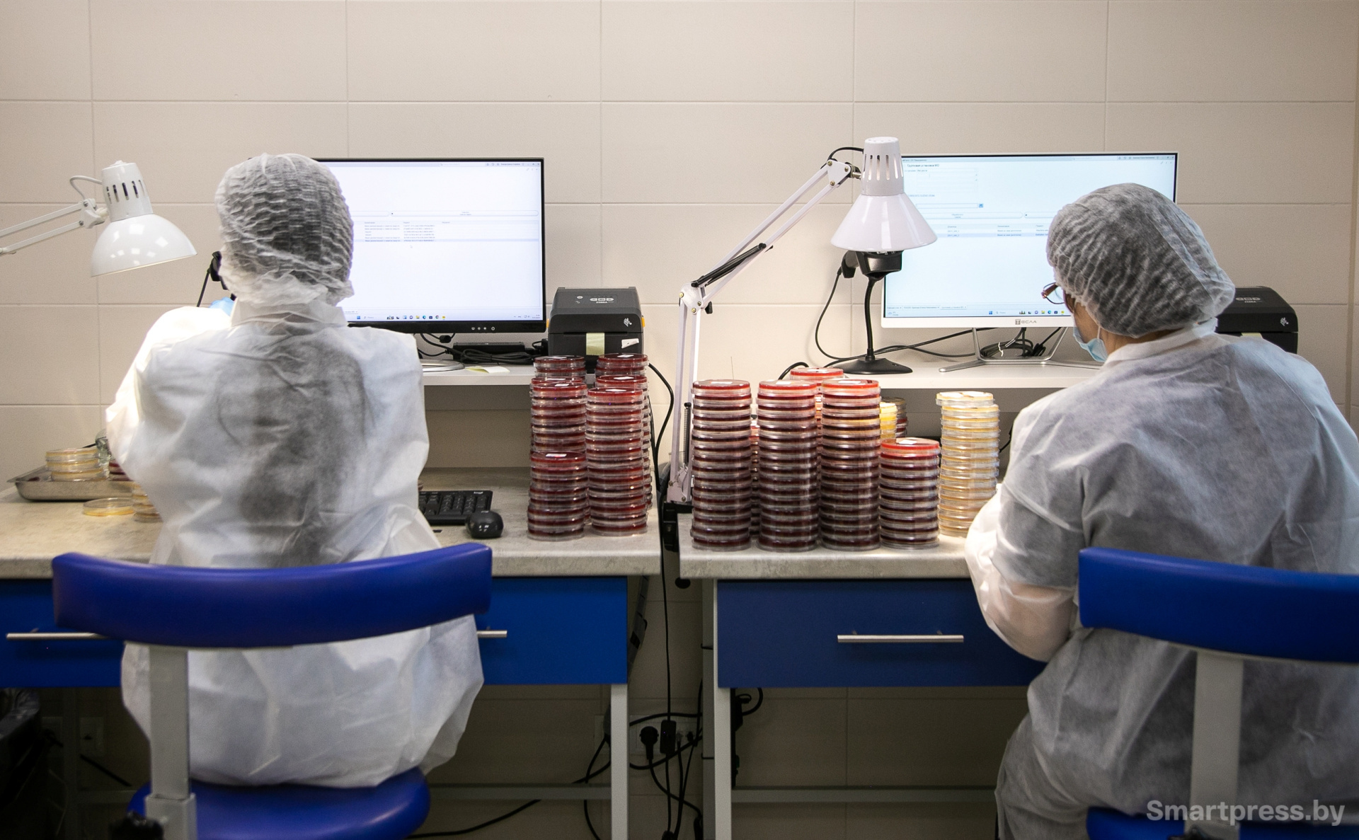 Врачи-лаборанты Диана Борода и Елена Крюкова