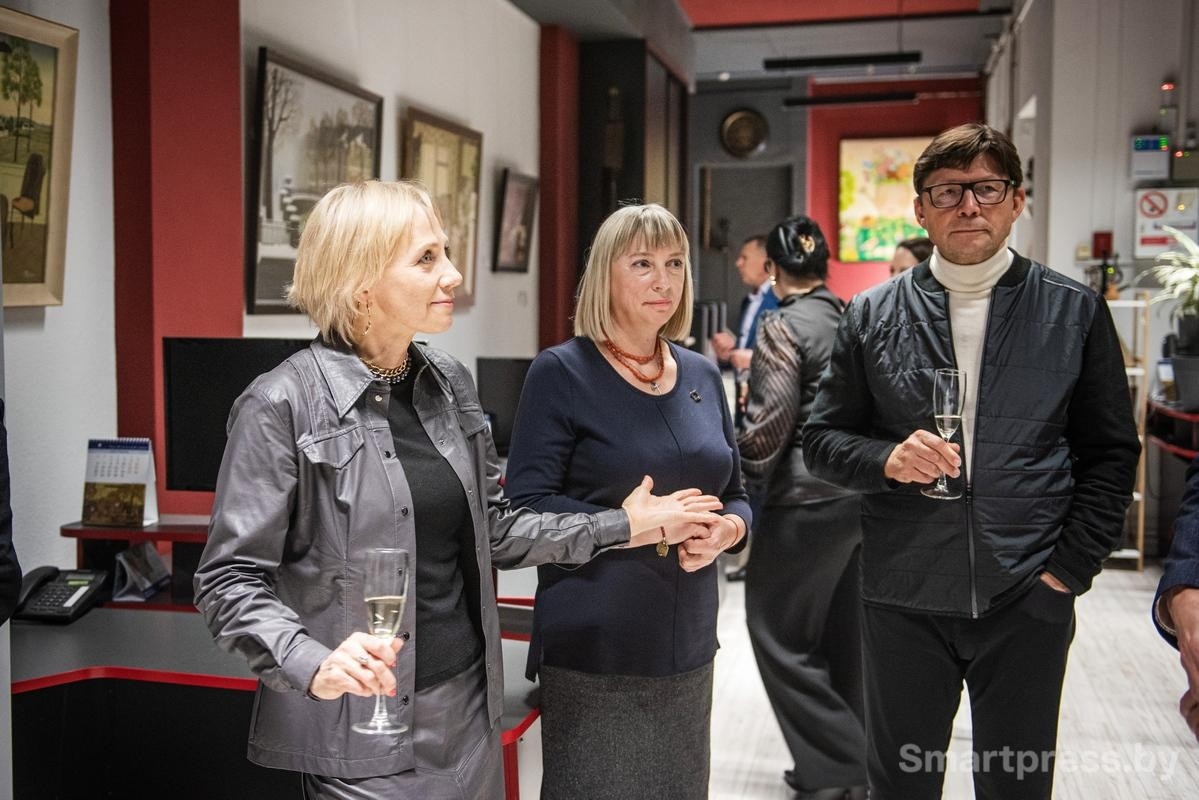 15-Главный редактор Смартпресс Юлия Кочубей (слева) пресс-секретарь посольства Франции Наталия Зайцева и глава Представительства немецкой экономики в Беларуси Владимир Августинский.jpg