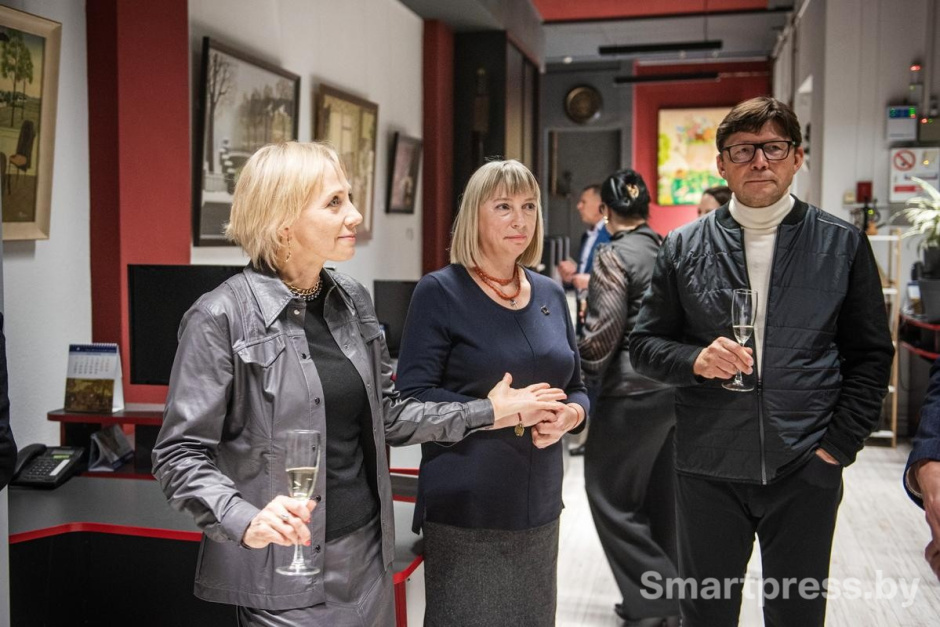 15-Главный редактор Смартпресс Юлия Кочубей (слева) пресс-секретарь посольства Франции Наталия Зайцева и глава Представительства немецкой экономики в Беларуси Владимир Августинский.jpg