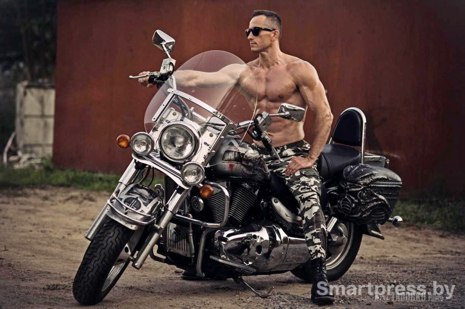 7-Накачанный мужчина на мотоцикле.jpg