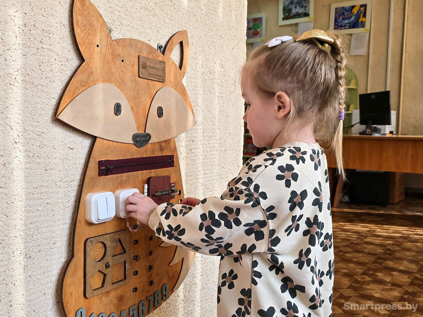 Бизиборд (развивающий стенд) для самых маленьких посетителей минской детской библиотеки 4.jpg