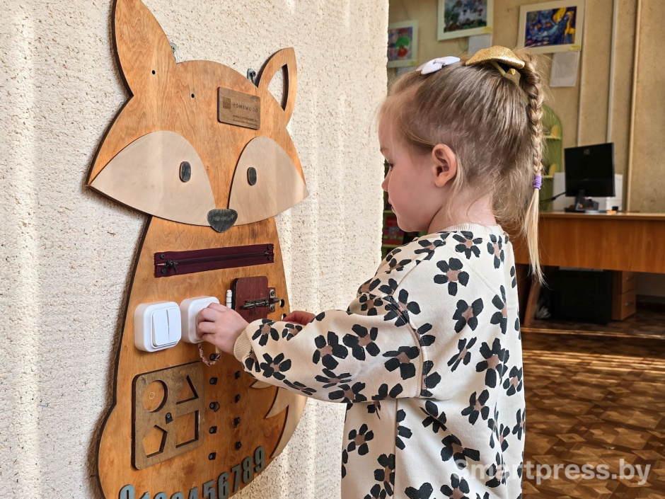 Бизиборд (развивающий стенд) для самых маленьких посетителей минской детской библиотеки 4.jpg