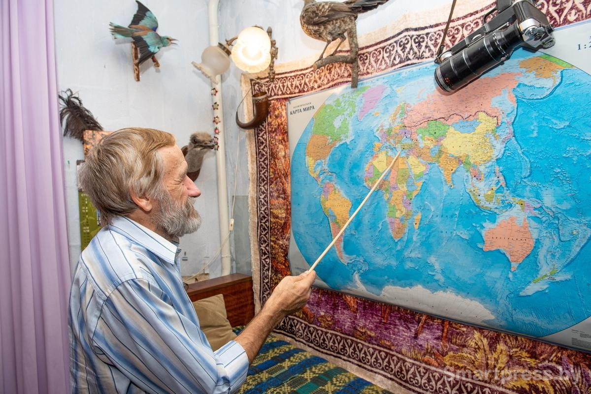 10-Геннадий Константинович показывает страны которые уже успел посмотреть.jpg