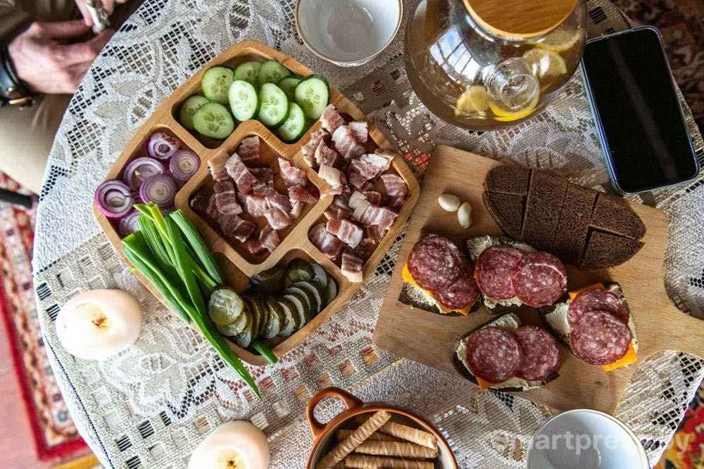 6-Накрытый стол с колбасой.jpg