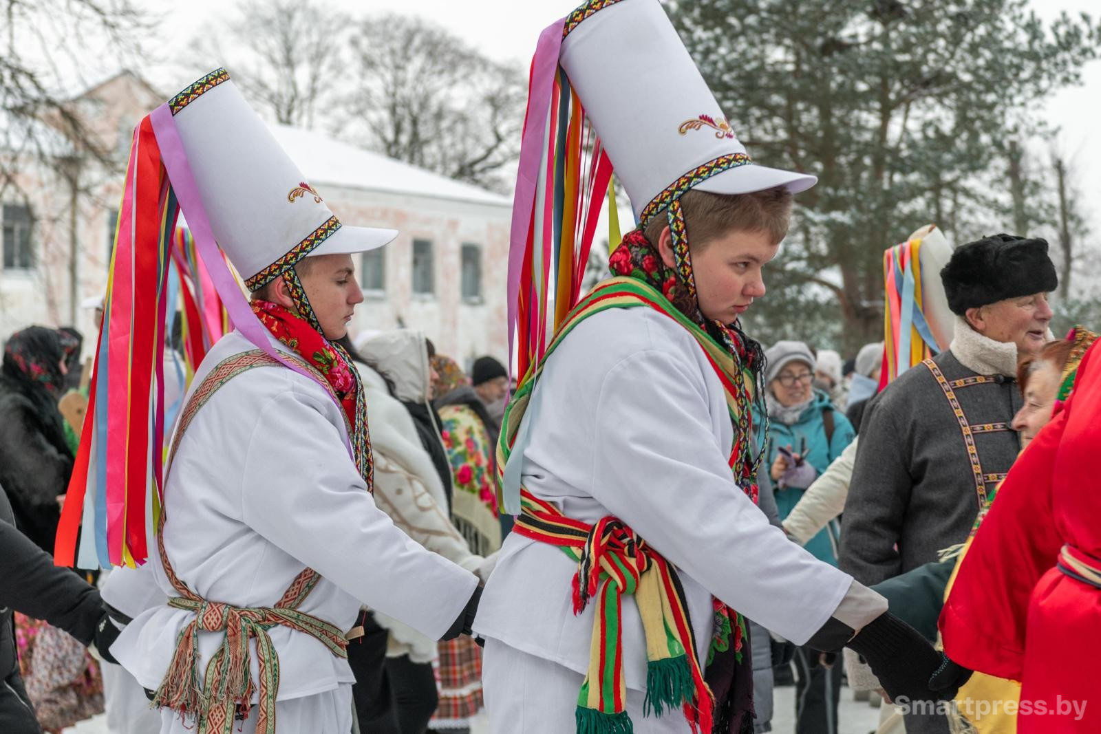 16-Перед тем как пойти колядовать цари закружили гостей в хороводе.jpg