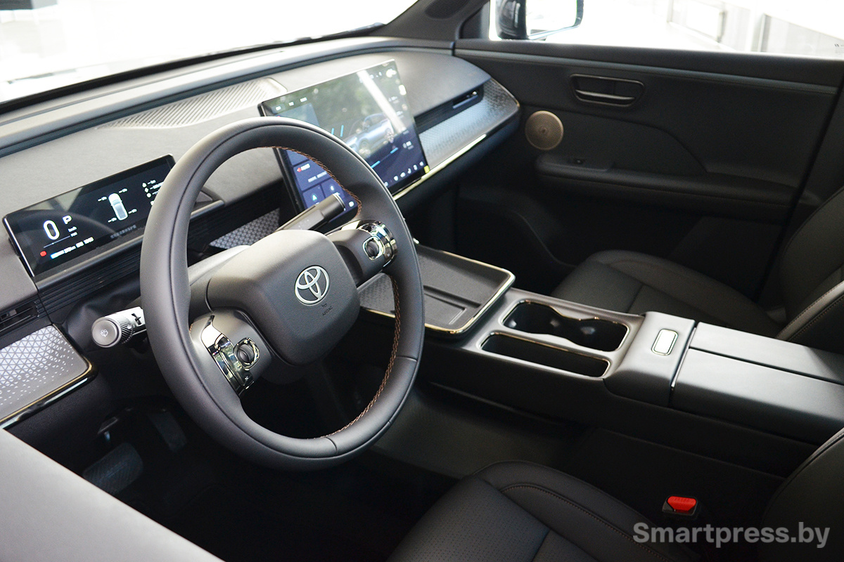 Toyota bZ3X передний ряд сидений.JPG