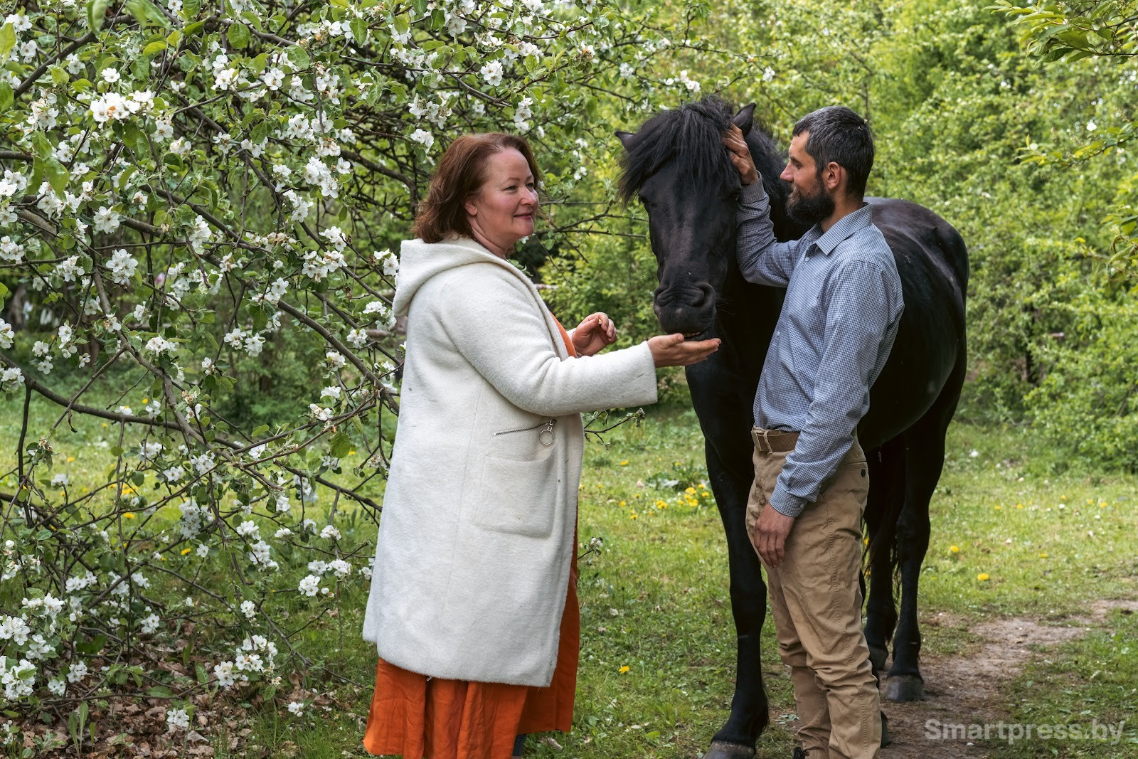 16-Аксана и Андрей Остроух в яблоневом саду.jpg