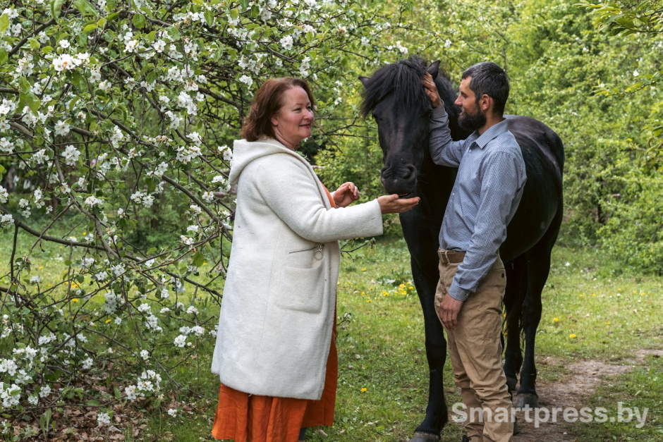 16-Аксана и Андрей Остроух в яблоневом саду.jpg