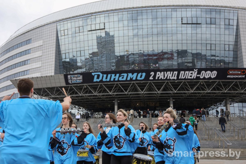 болельщики у Минск-Арены.jpg