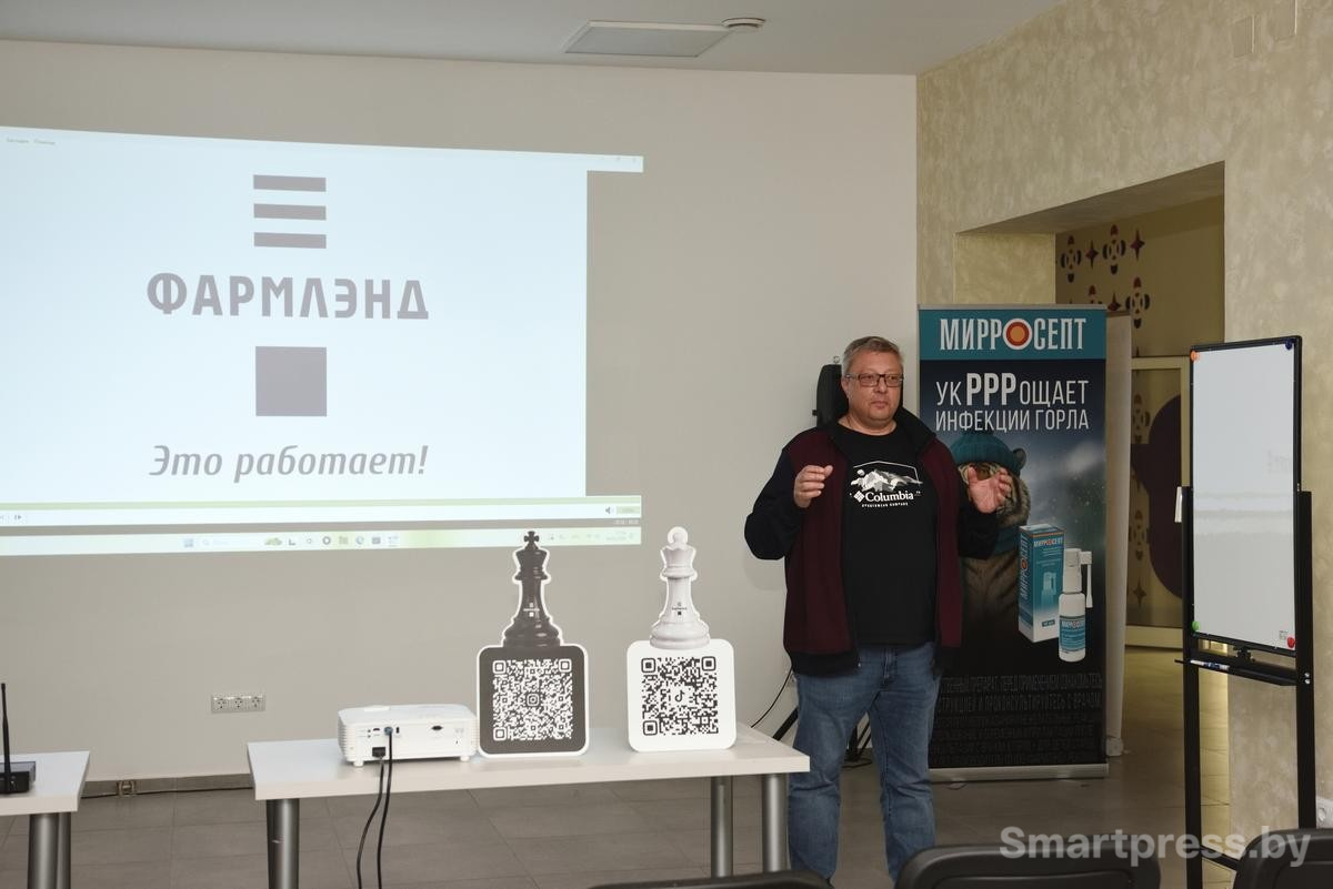 7-Вячеслав Зенькович презентует свой фильм.jpg