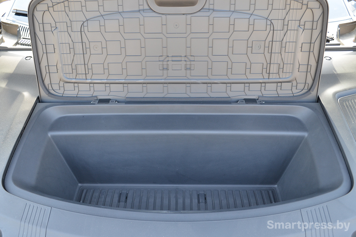 Багажное отделение в подкапотном пространстве Geely Galaxy E8