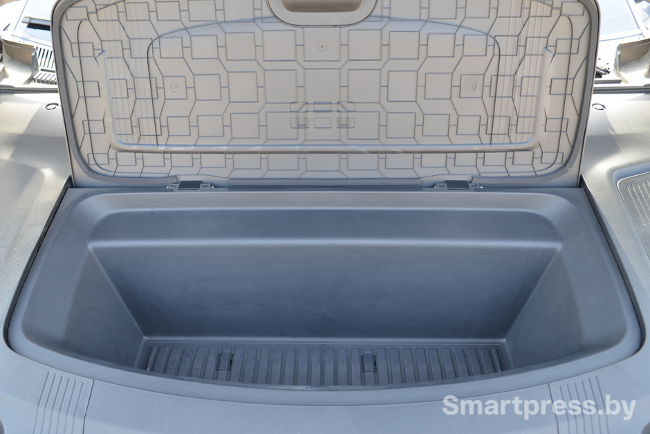 Багажное отделение в подкапотном пространстве Geely Galaxy E8