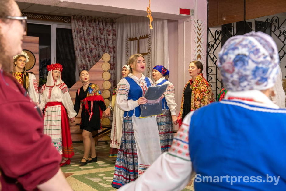 18-Гости водят хоровод и играют в Подушечку.jpg