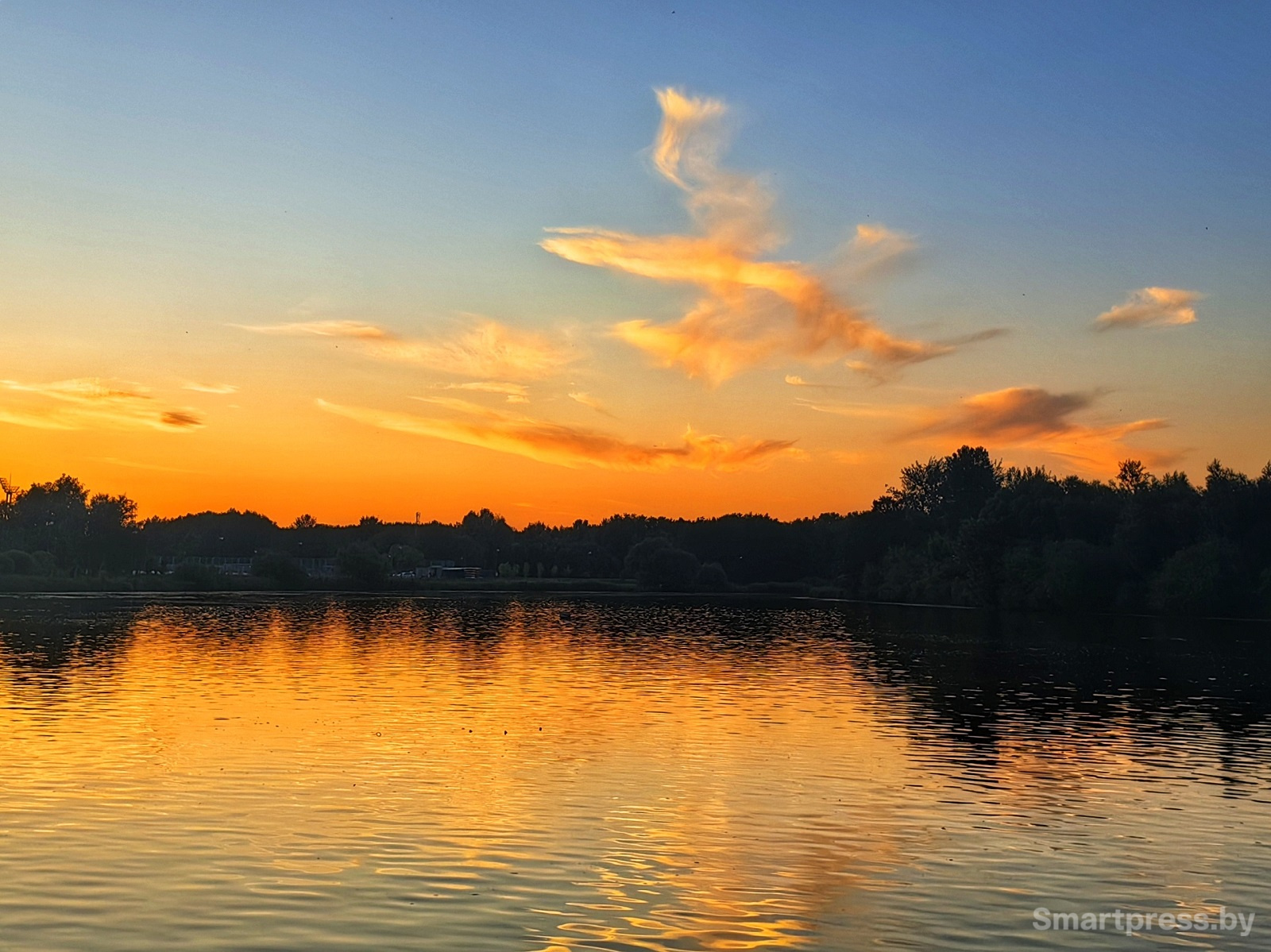 закат перед серебристыми облаками
