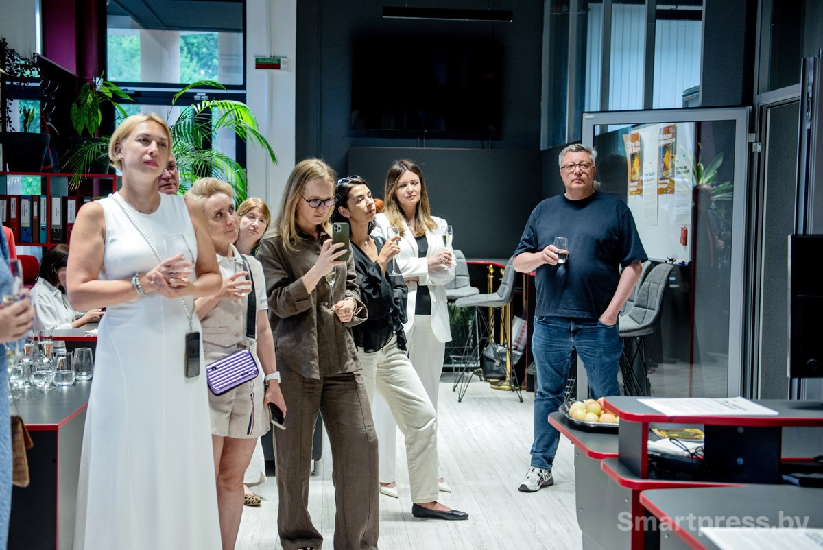 2-Дипломаты и представители бизнеса сразу заметили в работах Демидова влияние Ван Гога.jpg