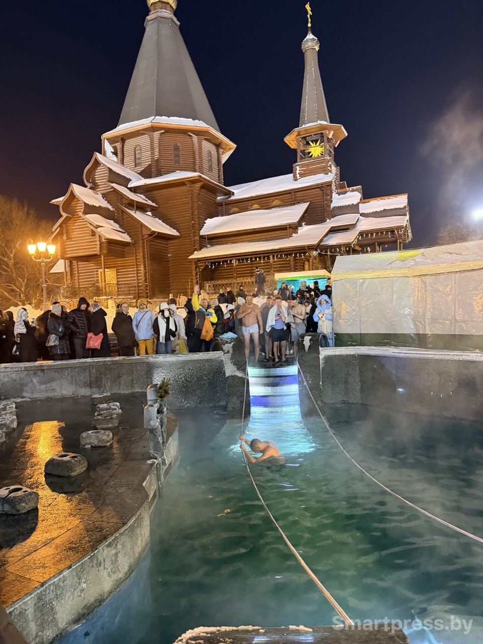 Минчане окунаются в купели Всехсвятской церкви