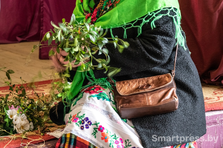 В деревне Погост водят Юрьевский хоровод 9.jpg В деревне Погост водят Юрьевский хоровод 9.jpg