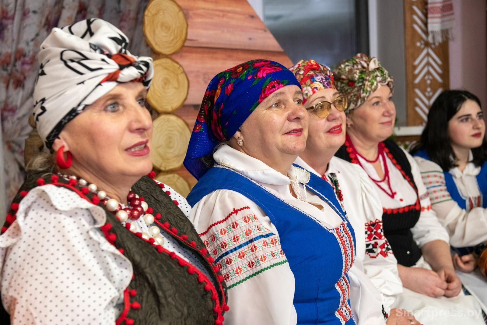 24-Женщины во время обряда.jpg