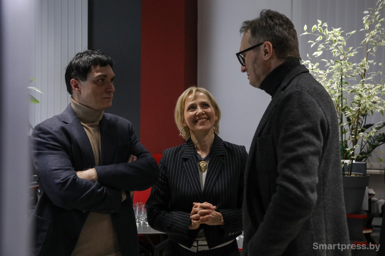 12-Главный редактор Смартпресс Юлия Кочубей и белорусский скульптор Константин Селиханов (справа).jpg