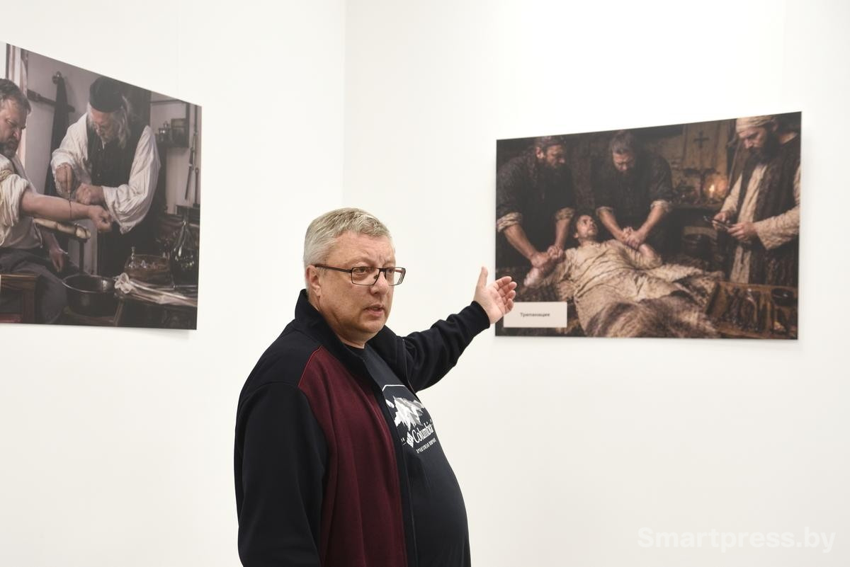 13-Вячеслав Зенькович показывает как раньше лечили людей.jpg