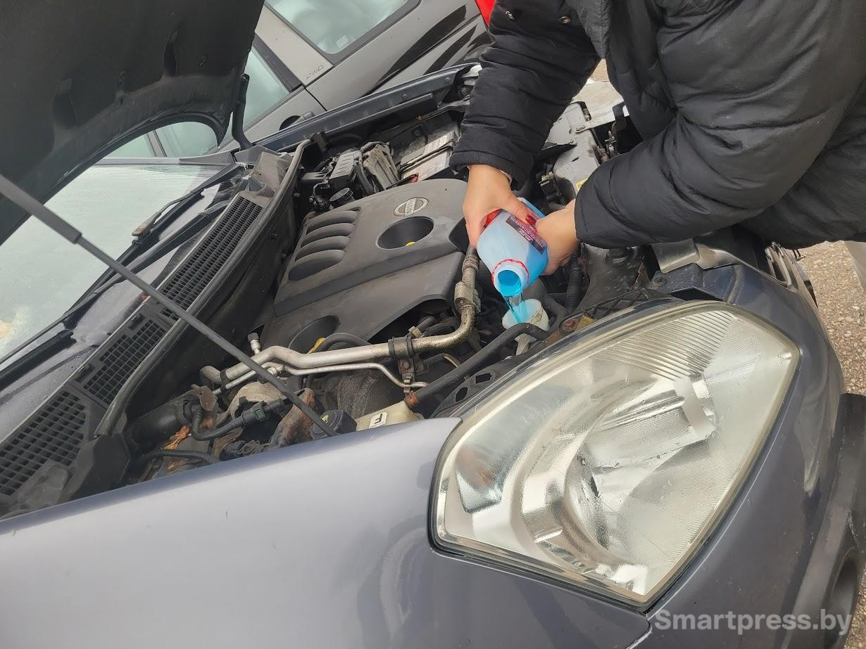 1-Заливаем незамерзайку в бачок.jpg