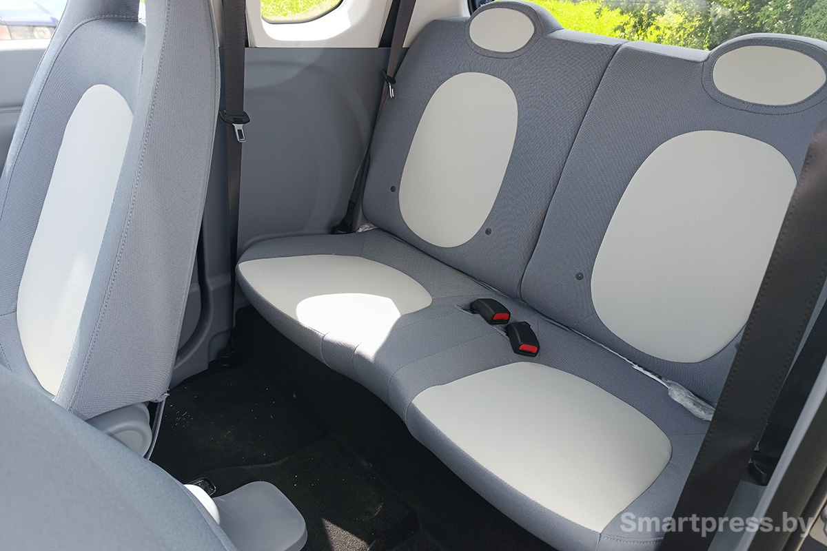 Задний ряд сидений FAW Bestune Pentium Pony.jpg