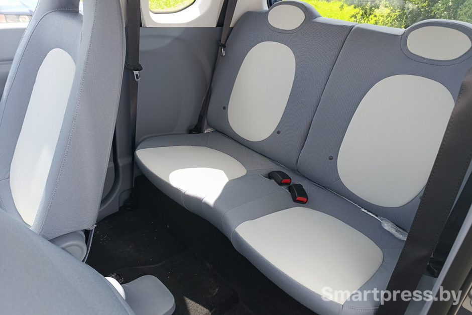 Задний ряд сидений FAW Bestune Pentium Pony.jpg