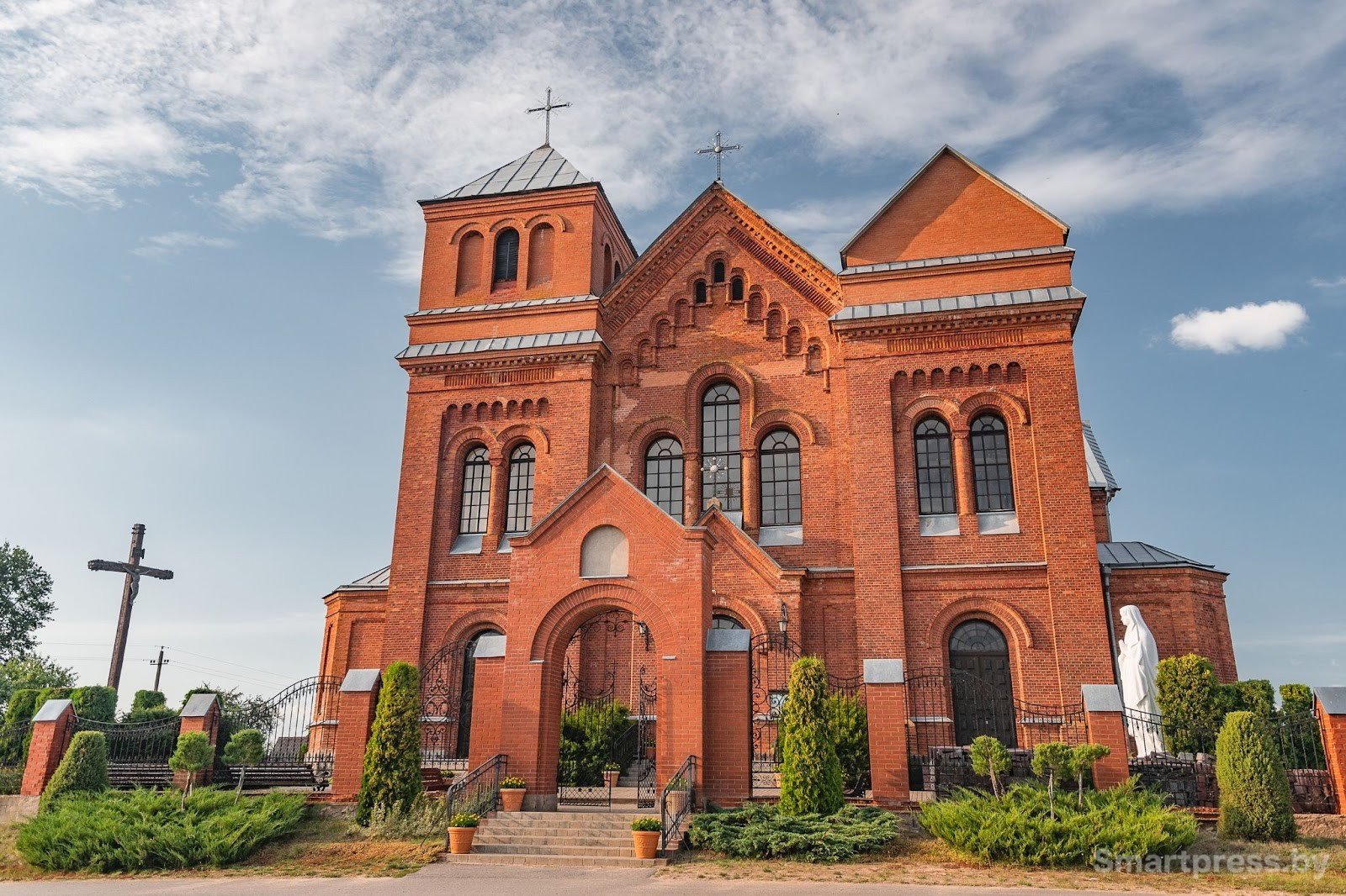 Костел Святой Троицы в деревне Росица 1.jpg