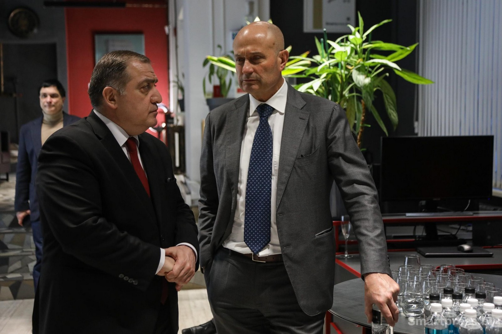 6-Посол Грузии в Беларуси Георгий Саганелидзе (слева) и глава дипмиссии Италии Томазо Маркеджани.jpg