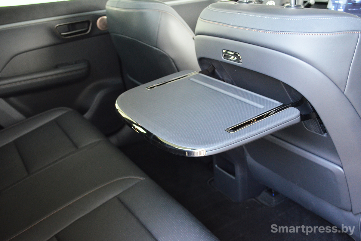 Toyota bZ3X откидной столик для пассажиров заднего ряда.JPG