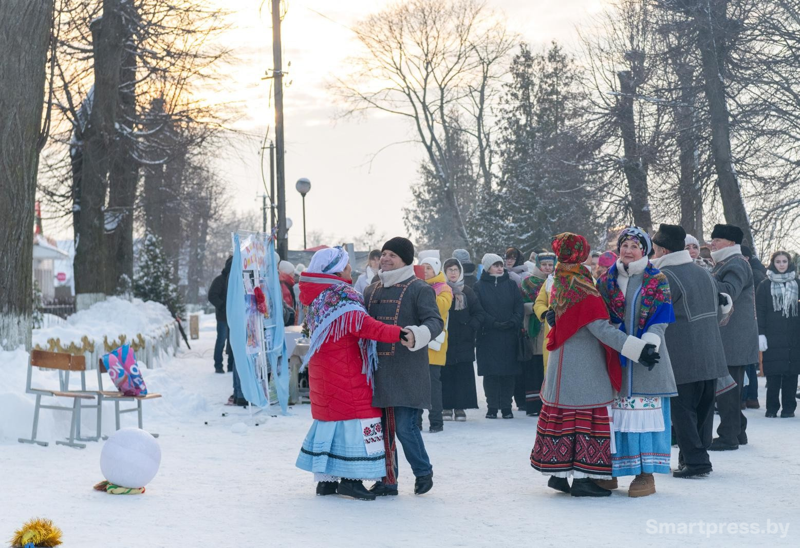 7-Танцы традиционные - одни танцуют другие смотрят.jpg