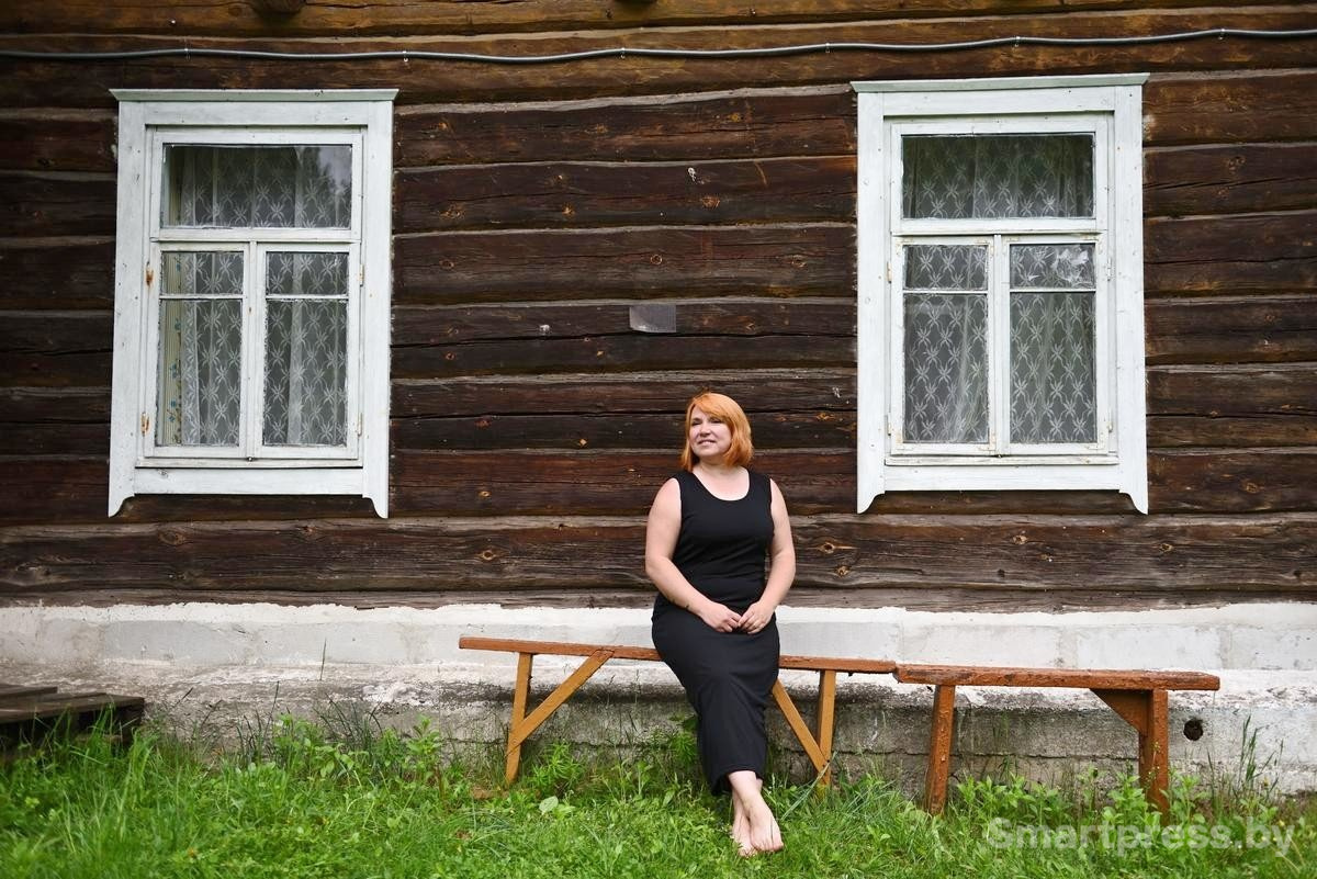 16-Татьяна на скамейке у дома.jpg