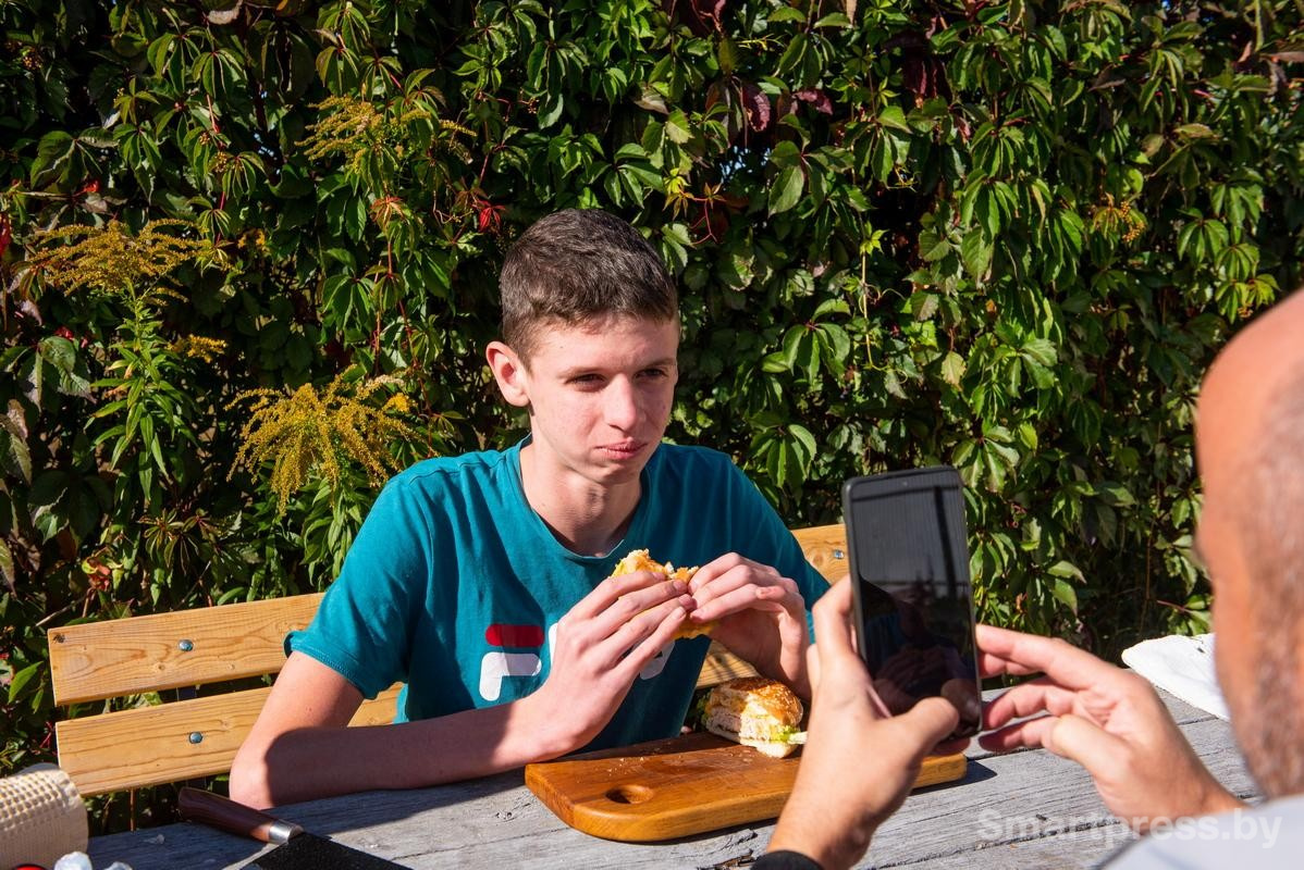 20-По сценарию ролика Матвей дегустирует бургер.jpg