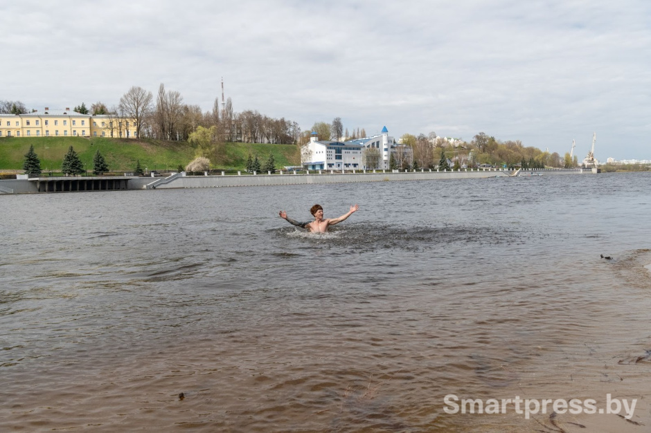 Васянин купается в Соже.jpg