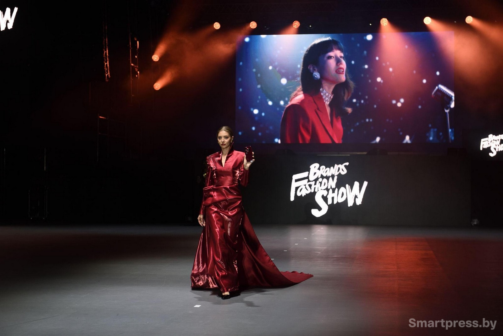 12-Наталья Ляховец и ее красное платье.jpg