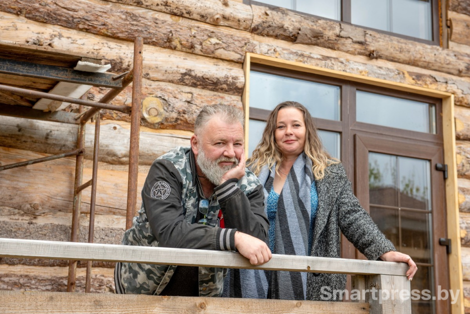 Семья из Израиля переехала жить в белорусскую деревню 2_Олег Гольцман и Алена Винетски.jpg