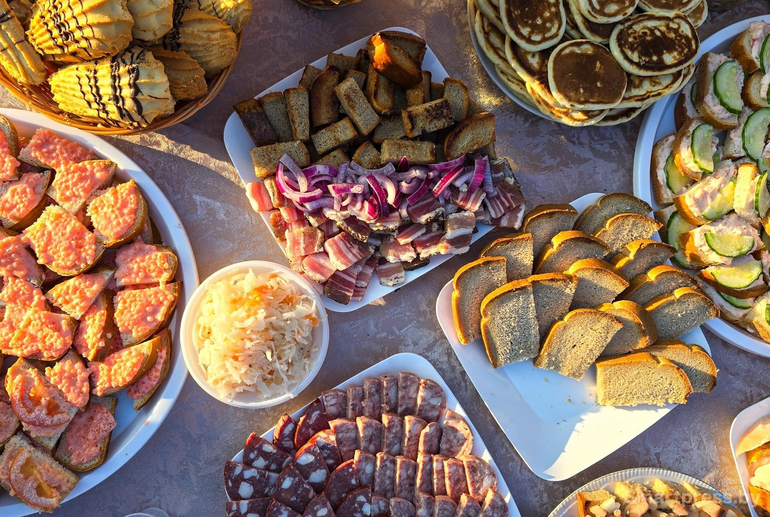 4-На ярмарке можно бесплатно угоститься оладьями салом драниками.jpg