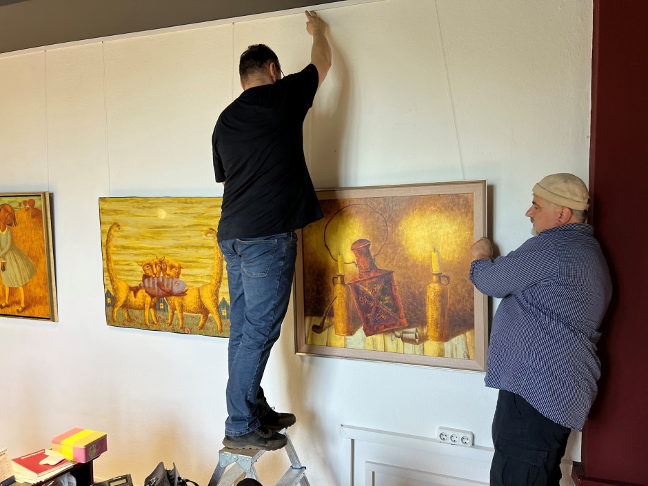 6-Развеска работ Александра Демидова в редакции smartpress.by.jpg