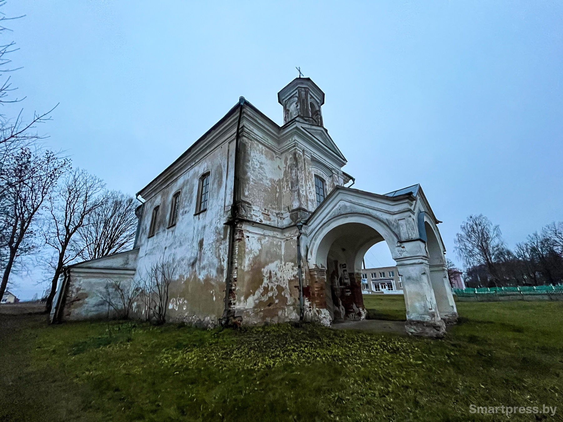 храм на фоне школы