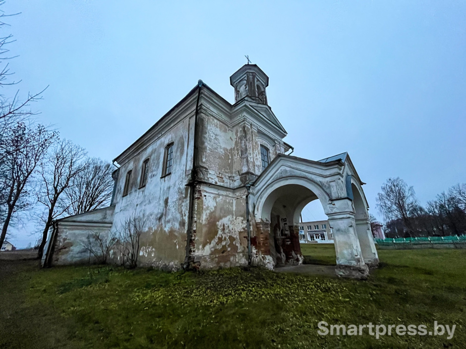 храм на фоне школы