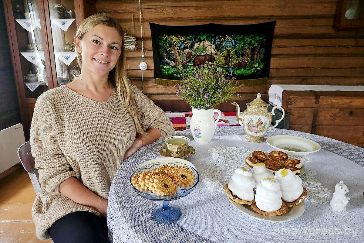 14-Юлиана Вайчан за столом в своем деревенском доме.jpg