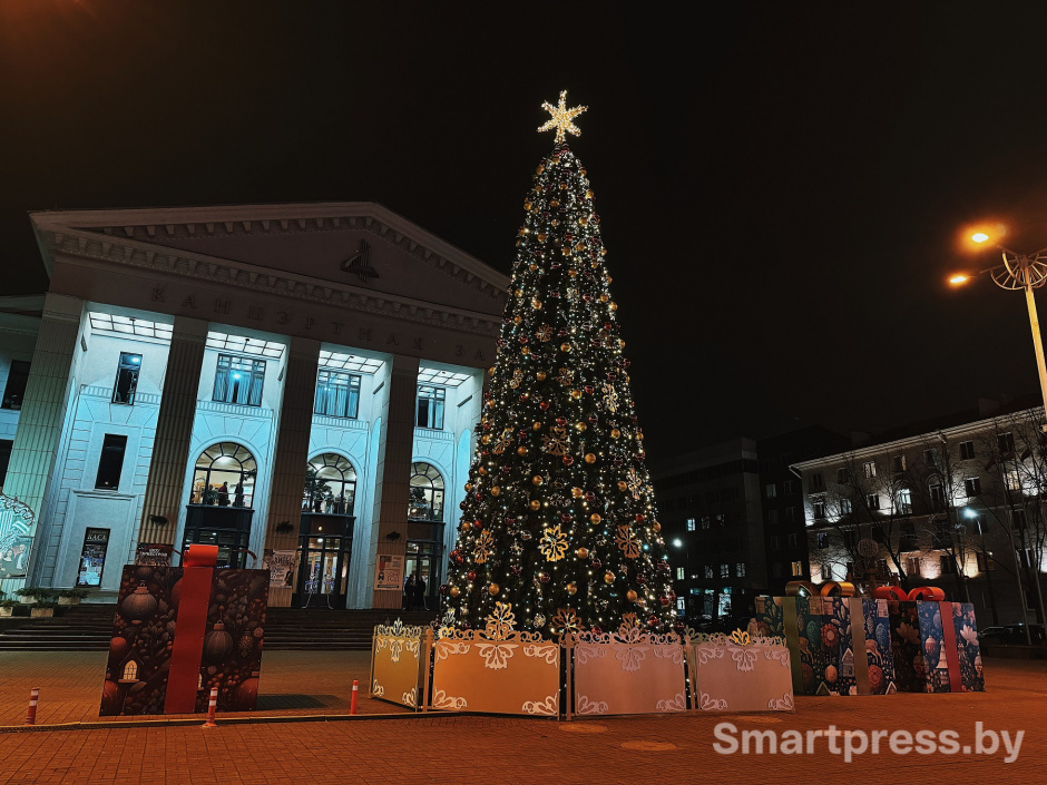 елка у филармонии