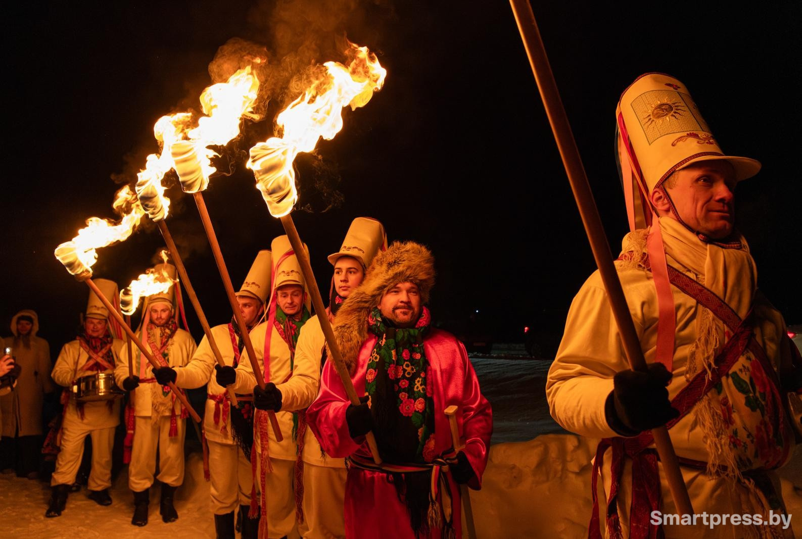 1_Vot-tak-_kolyadnye-tsari_-s-fakelami-shestvovali-po-derevne.jpg