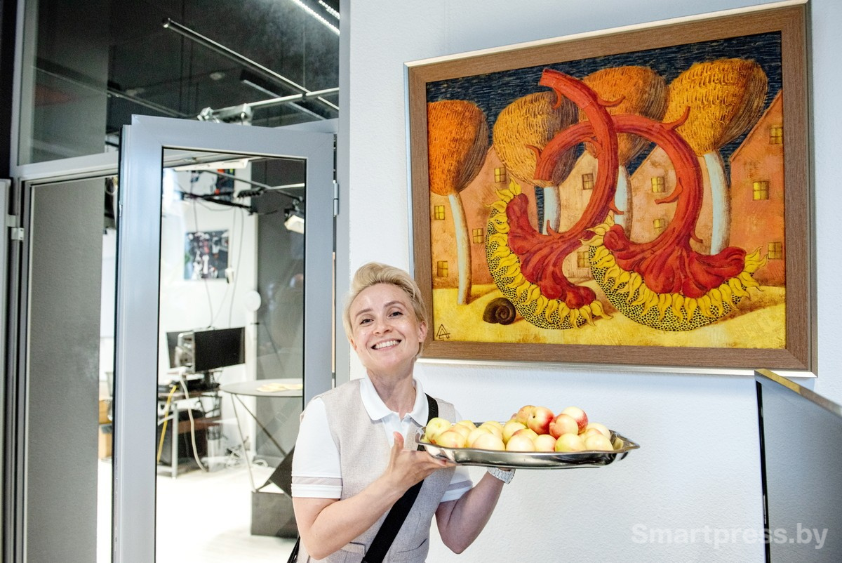 7-Представитель компании Nero Наталья Грекович возле работы Цветы на фоне пейзажа.jpg