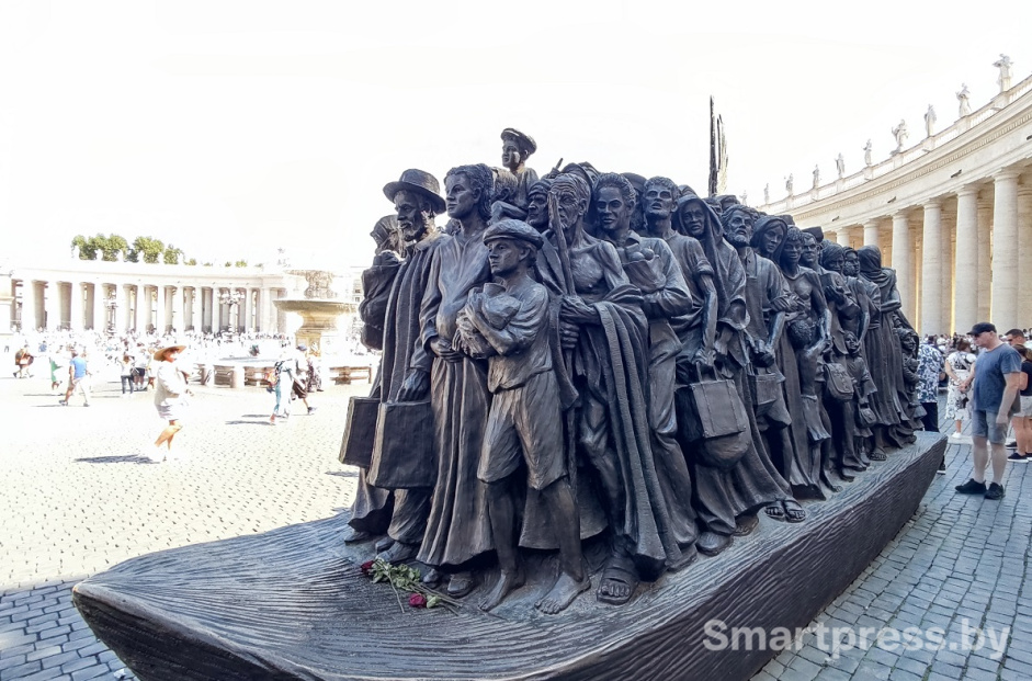 Памятник беженцам и мигрантам в Ватикане.jpg