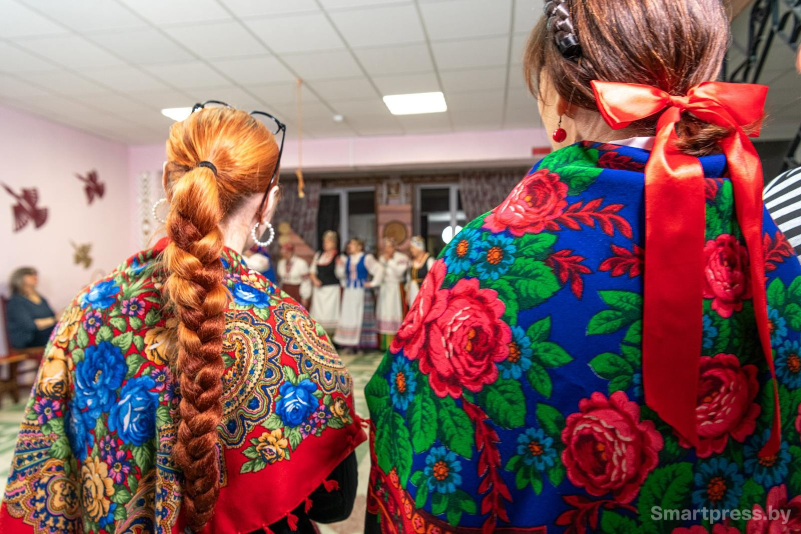 6-На обряд девчата пришли нарядно одетым.jpg