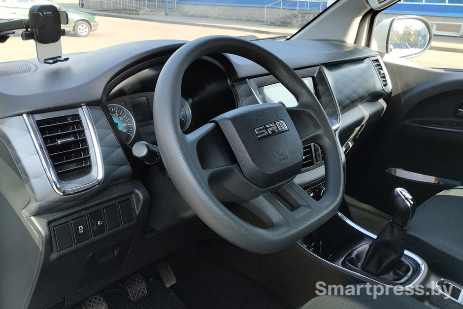 Организация места водителя в Shineray M7.jpg