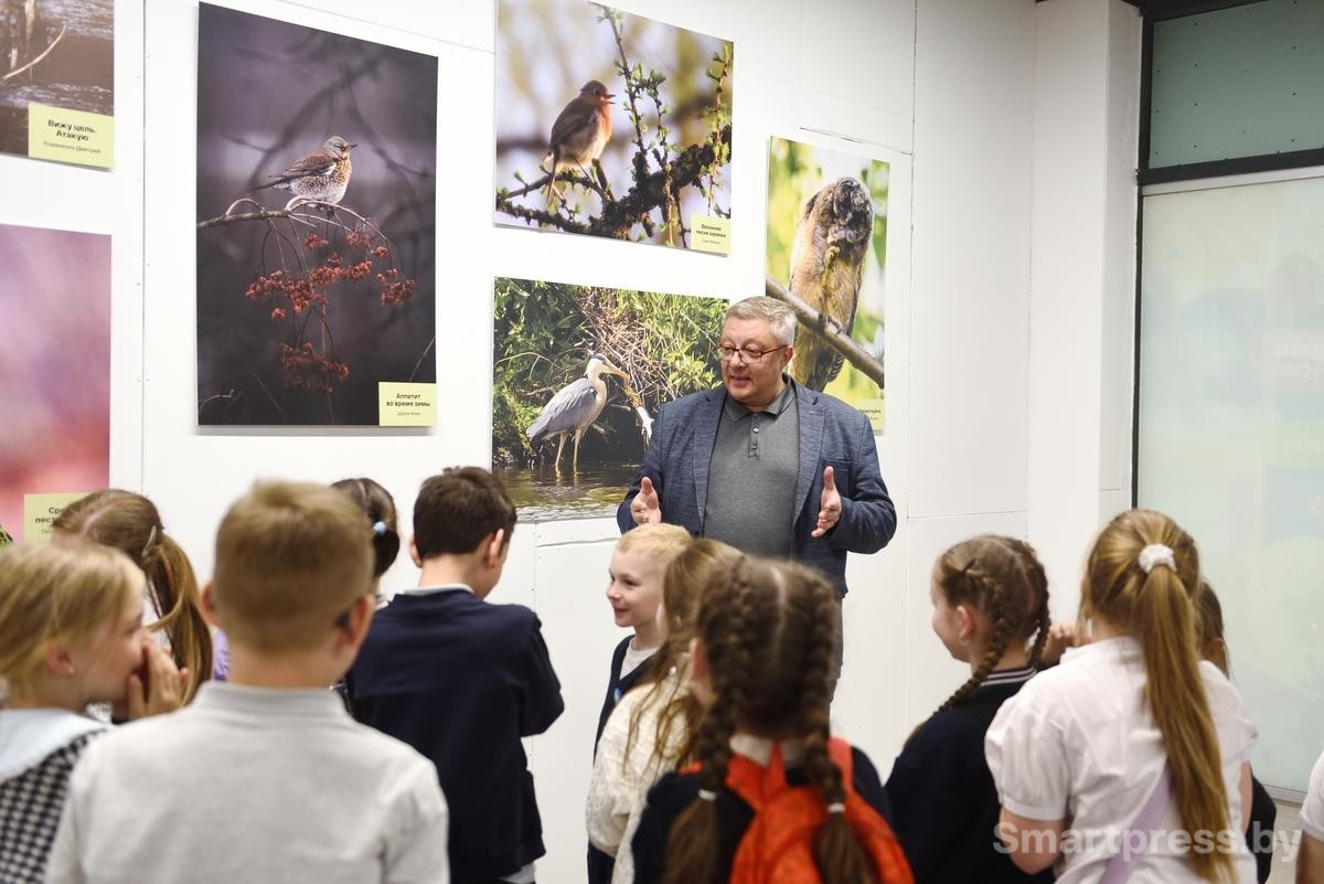 13-Школьники на фотовыставке Дикая природа Беларуси 2025.jpg